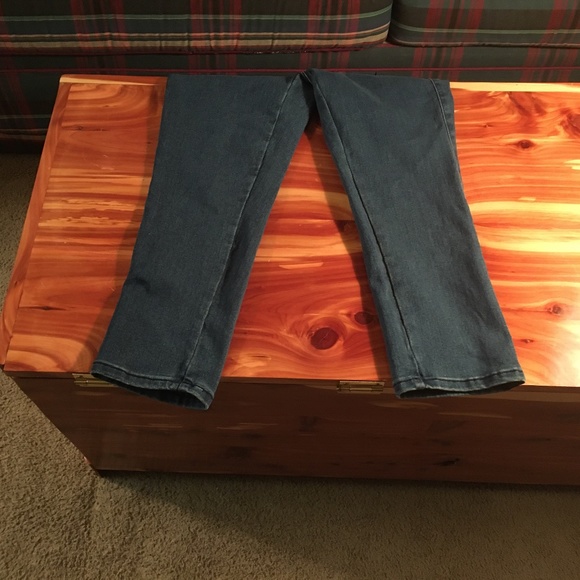 VENUS Figure Flattering Shaping Denim Capri NWOT 2 - Picture 5 of 10